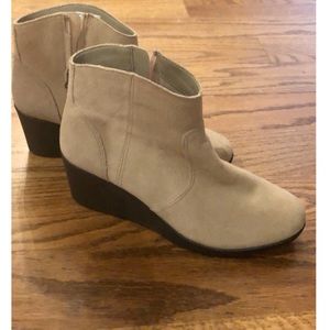 Crocs Leigh Suede Booties